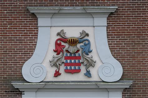 Een familiewapen dat de historische afkomst en het 'huis' van een adellijke familie symboliseert.