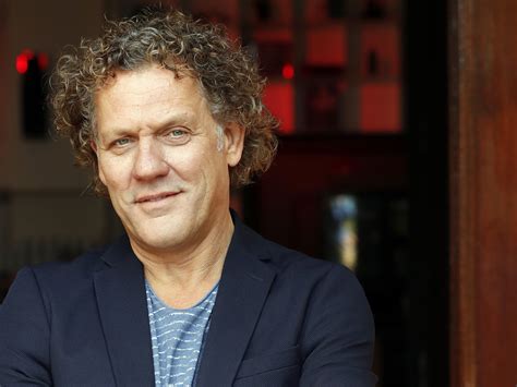 Kees van der Spek in gesprek met een potentiële oplichter in een exotische locatie