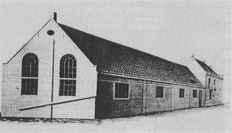 Een foto van de achterkant van het evangelisatielokaal, later de Dolerende kerk. Het gebouw lijkt door het foute perspectief groter dan het was.