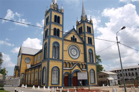 Foto van een historische kerk in Paramaribo.