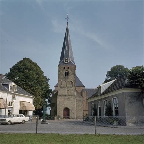 Een overzicht van de Hervormde Kerk in Oosterbeek, met op de voorgrond een gedenkteken.