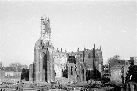 Illustratie van de kerk met brandende delen, die de verwoesting tijdens de Slag om Arnhem weergeeft.