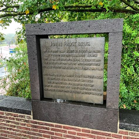 Detailfoto van de goudkleurige Pegasus op de plaquette van het monument bij de Hervormde Kerk.