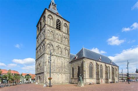 Reconstructie van de St. Plechelmuskerk in de 12e/13e eeuw