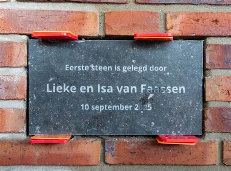 foto van de eerste steen gelegd door ds. H. Doornveld