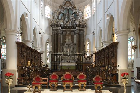 Interieur van de Sint-Pieterskerk Tricht met orgel en preekstoel