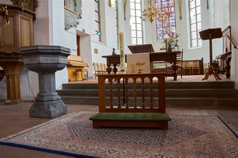Interieur van de Centrumkerk in Geldermalsen met details van de kerkbogen.