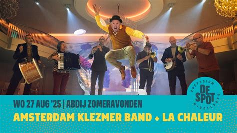Infographic met de evolutie van de Amsterdam Klezmer Band, inclusief belangrijke albums en samenwerkingen.