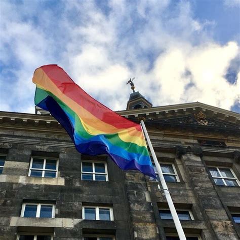 Illustratie van een regenboogvlag die wordt gehesen naast een stadhuis