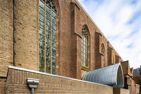 Architectonische details van de Hervormde Kerk van Brakel, met nadruk op de tufstenen en bakstenen muurstructuren.