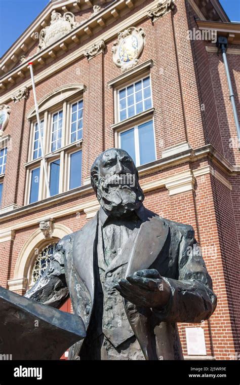 Standbeeld van Anthony Winkler Prins in Veendam