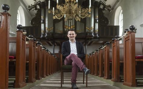 Foto van Mark de Jager, een jonge, moderne predikant.