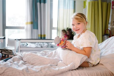 Illustratie die de diversiteit van het werk van een predikant weergeeft: bezoek aan ziekenhuis, preekstoel, catechisatie.