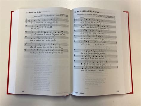 Illustratie van een open Gereformeerd Kerkboek met zichtbare liederen en liturgische teksten.