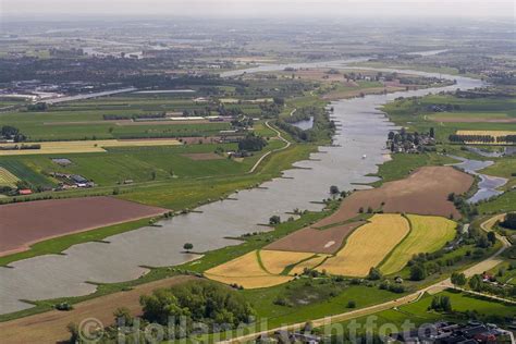 Schilderachtig landschap rondom Ameide, met de rivier de Lek op de voorgrond.