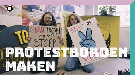 kinderen met protestborden die auto's aanhouden