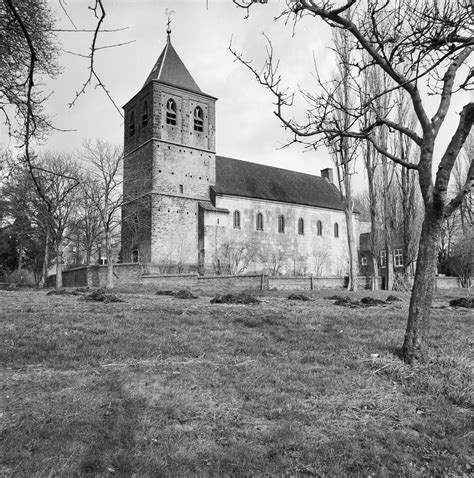 een foto van de Oude Kerk in Oosterbeek, met nadruk op de historische architectuur