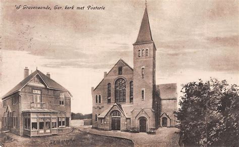 Historische foto van een Christelijke Gereformeerde Kerk met pastorie in 's-Gravenzande