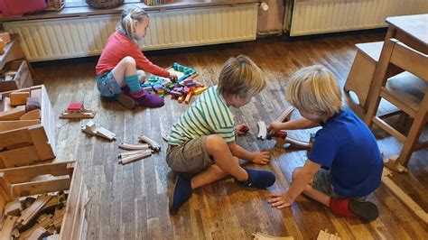 Foto van spelende kleuters in een klaslokaal.