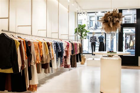 Foto van de kledingwinkel en meubelhal van het Leger des되었습니다