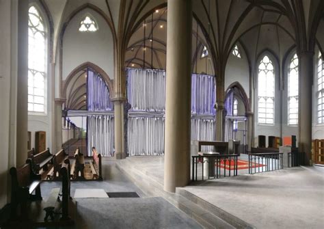 Foto van de aula van de Heilig Hartkerk in Deventer, met zichtbare akoestische panelen.