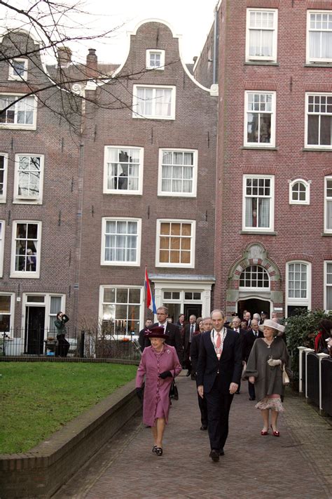 Archiefbeeld van het bezoek van Koningin Elizabeth II aan de Engelse Hervormde Kerk