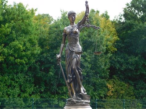 Beeld van Vrouwe Justitia in Hekendorp