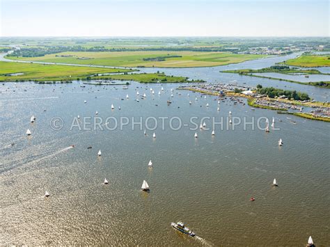 luchtfoto van Irnsum met de Boorne en het Sneekermeer