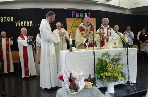 Foto van een Katholieke Charismatische Vernieuwing Nationale Open Dag te Oisterwijk met bisschop E de Jong