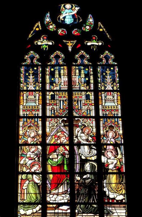 Illustratie van een oude kerk met glas-in-loodramen