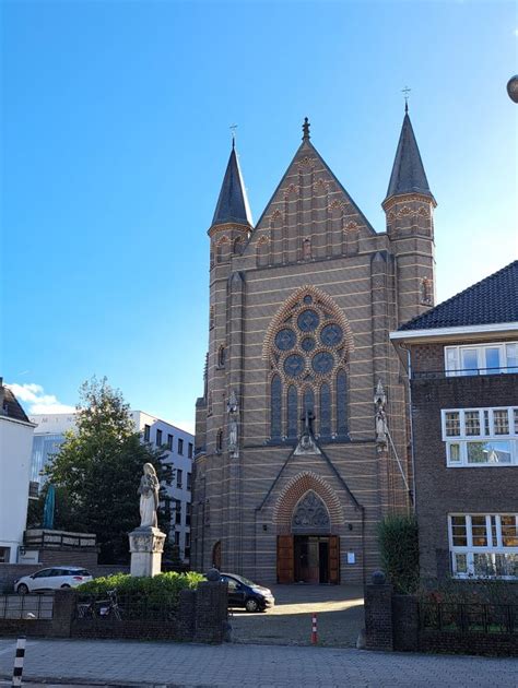 Architectuur van de Maria Geboortekerk in neogotische stijl