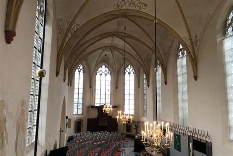 Interieur van de Dorpskerk Twello met focus op de preekstoel en het orgel