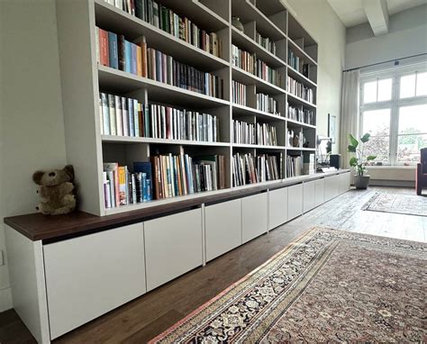 Boekenkast met theologische boeken, symbool voor Spurgeons studie