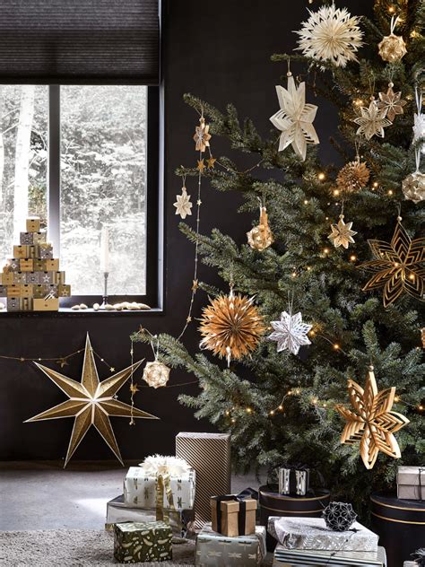 Afbeelding van een kerstboom met moderne decoraties, die de 'Christmas Experience' symboliseert.