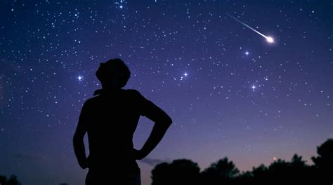 Illustratie van Bileam die naar de sterren kijkt, met op de achtergrond het kamp van Israël.