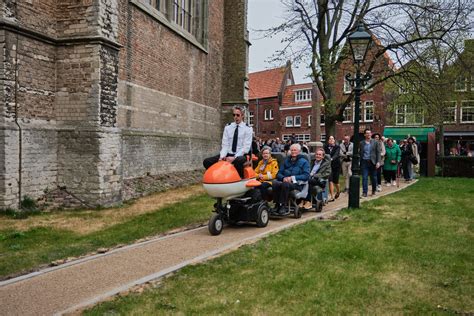 Welkomstteam bij de ingang van de kerk