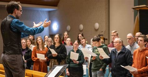 Illustratie van een koor dat staat te zingen in een kerkelijke setting.