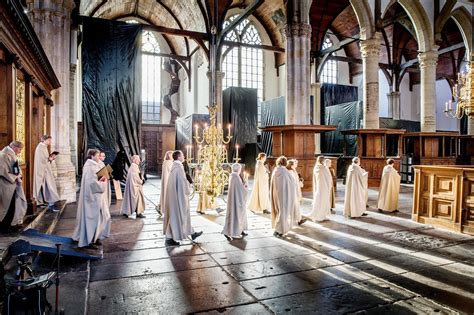 groepsfoto van kerkgangers in de kerk, met nadruk op de onderlinge afstand