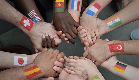 Foto van een multiculturele kerkgemeenschap die samenkomt