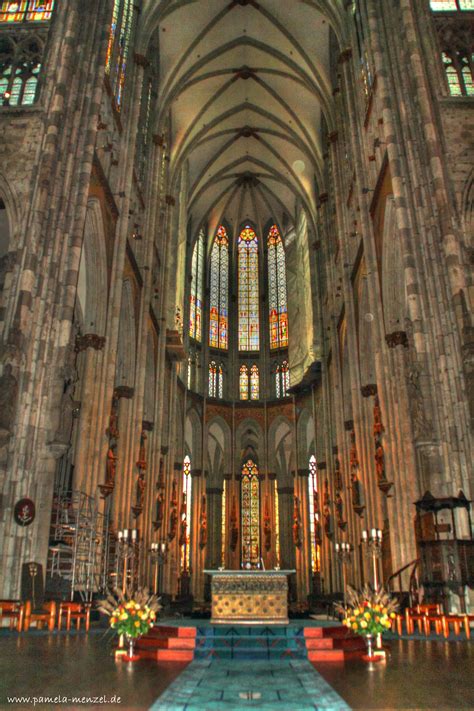 Interieur van de Oude Kerk met orgel en gebrandschilderde ramen