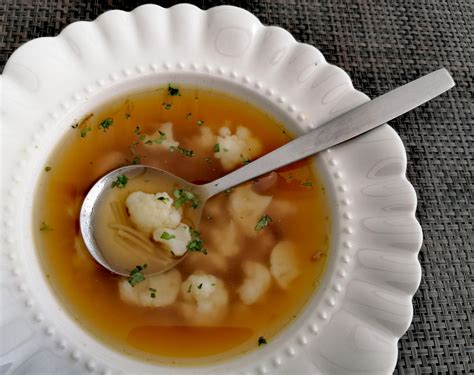 illustratie van een traditionele zondagse maaltijd met soep en aardappelen