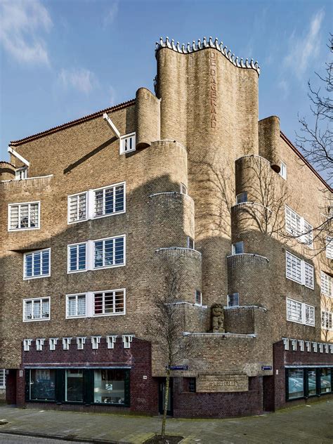 Interieurfoto van de Immanuelkerk, met nadruk op de architectuur van de Amsterdamse School.