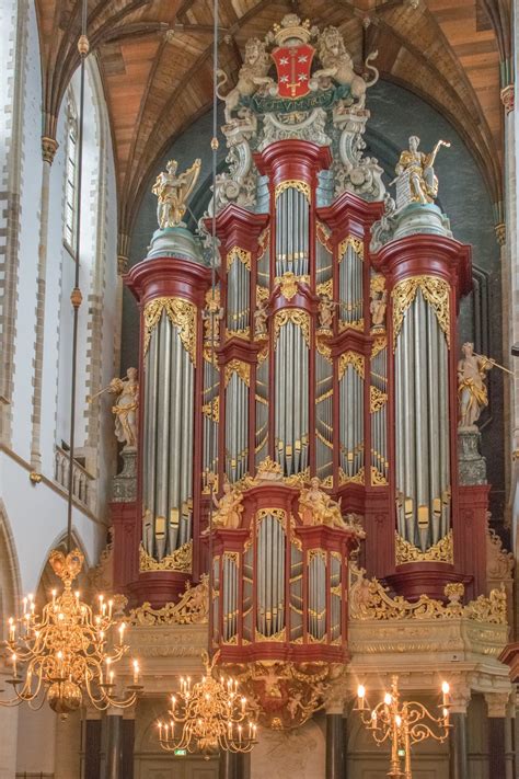 Illustratie van een orgel of een andere muziekinstrument in een kerkelijke setting.