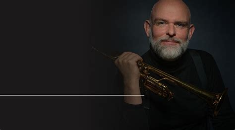 Portretfoto van Maurice van Dijk met trompet