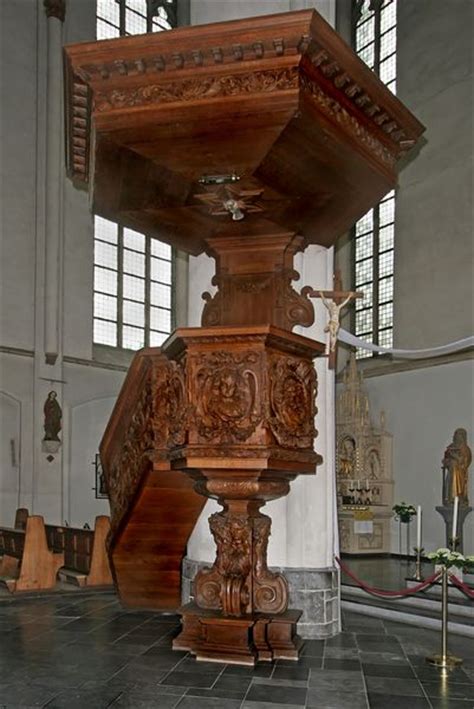 Illustratie van een kerkinterieur met een preekstoel en een liturgisch centrum