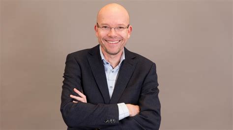 Oscar Lohuis die preekt voor een groep