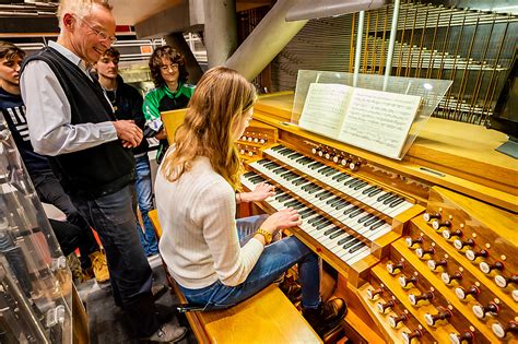 Close-up van handen van een organist die spelen op het orgel.