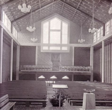 Interieur van de Wilhelminakerk met de wegklapbare glazen wand