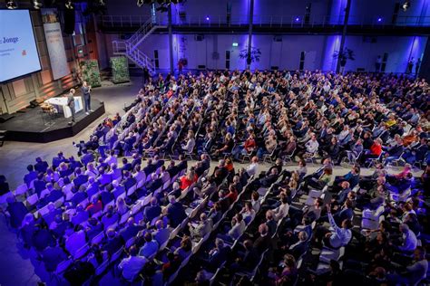 Illustratie van een synodevergadering met sprekers en toehoorders