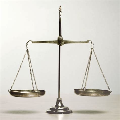 een afbeelding van een weegschaal die in balans is, met aan de ene kant de gerechtigheid van Christus en aan de andere kant de vergeving van zonden